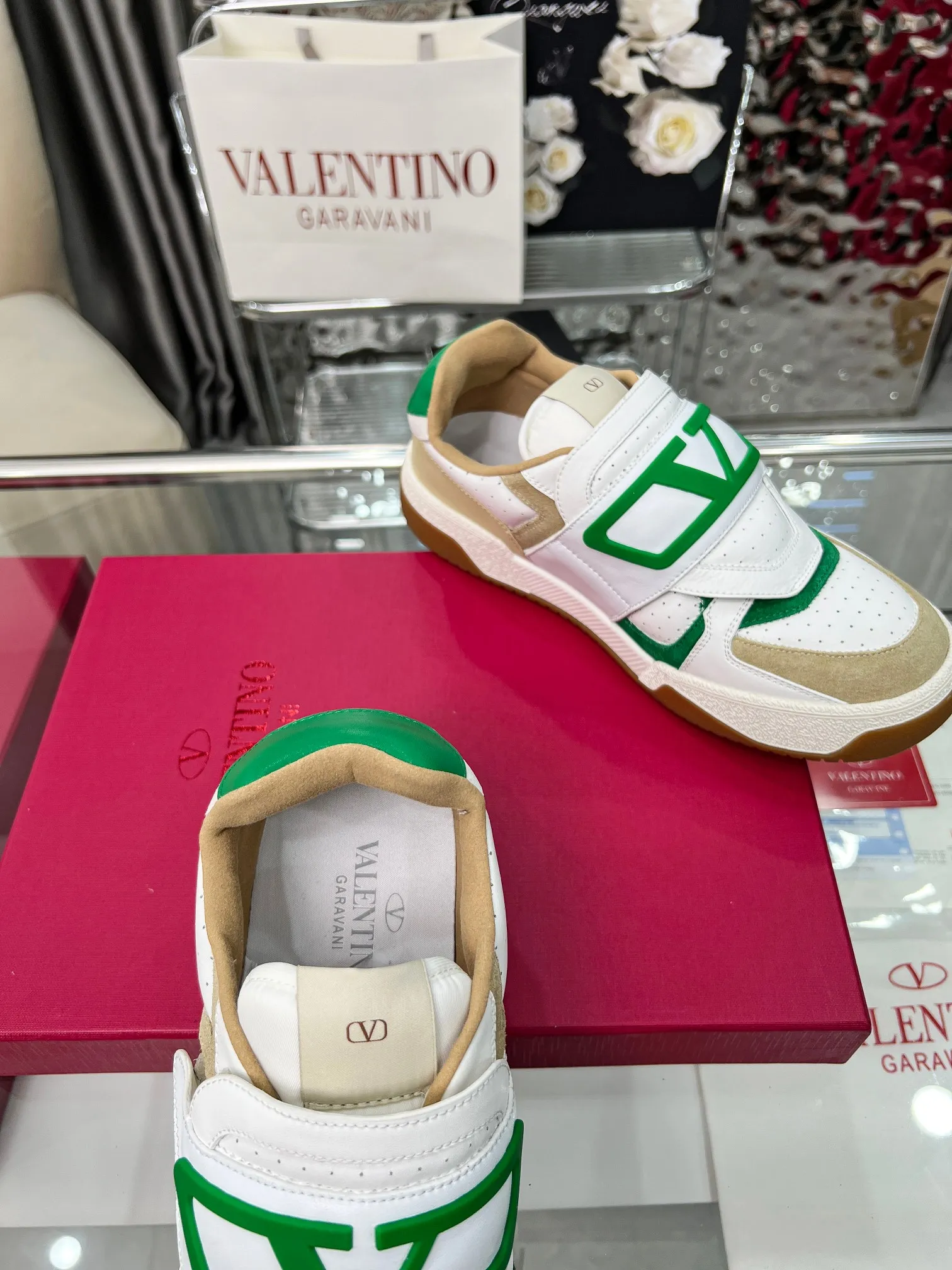 [Valentino] P: 680💰 Couple style, size: women 35-40▪️men 39-44 (customized at 45.46) Valentino 𝑶𝒏𝒆𝑺𝒕𝒖𝒅 Couple sports bread shoe series Valentino 2025 new couple sports shoes are on sale. The original ZP purchase and disassembly. Repeated pattern making and modification. 1:1 restoration! Top luxury masterpiece Velcro design Soft and comfortable imported calfskin brings excellent and elegant texture and excellent foot comfort Top purchasing version upper: imported calfskin surface/original oil edge craftsmanship Lining: water-dyed sheepskin lining Outsole: original development 𝐓𝐏𝐔 two-color combination outsole Packaging: original configuration complete package